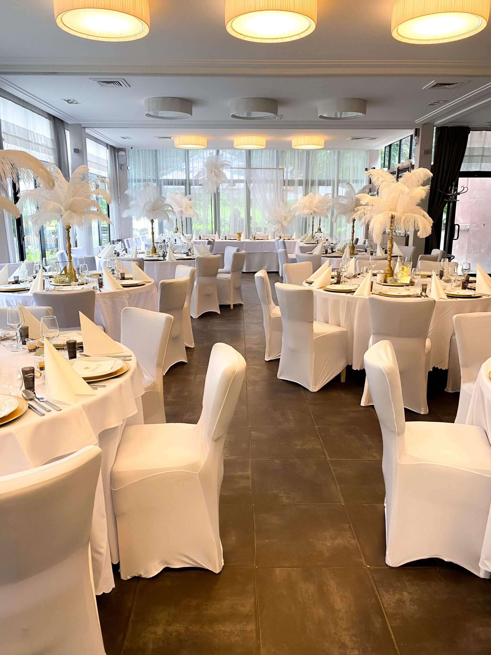 Elegancko udekorowana sala restauracji na przyjęcie